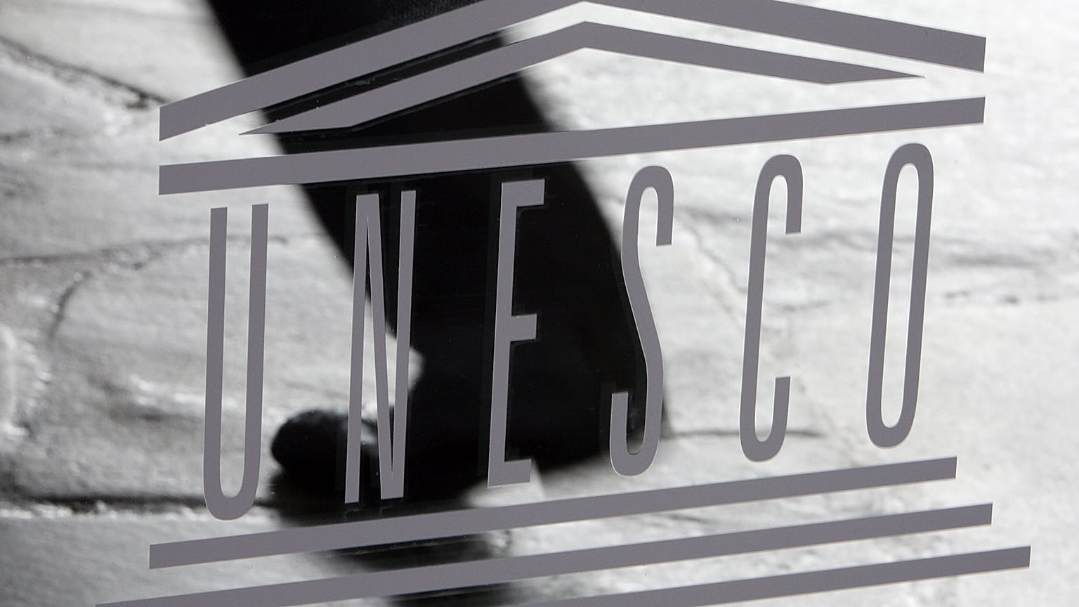El logotipo de la Organización de las Naciones Unidas para la Educación, la Ciencia y la Cultura (UNESCO) aparece en la sede de la UNESCO en París, en 2009