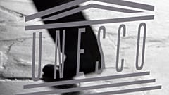 El logotipo de la Organización de las Naciones Unidas para la Educación, la Ciencia y la Cultura (UNESCO) aparece en la sede de la UNESCO en París, en 2009