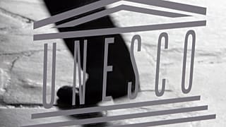 Birleşmiş Milletler Eğitim, Bilim ve Kültür Örgütü (UNESCO) logosu, Paris'teki UNESCO genel merkezinin cam kapısı üzerinde görülüyor, 19 Eylül 2009