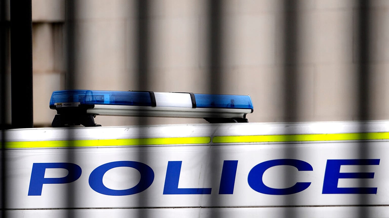 Bir polis minibüsü, Londra'daki Westminster'da korkulukların arkasına park edilmiş halde, 21 Mart 2023