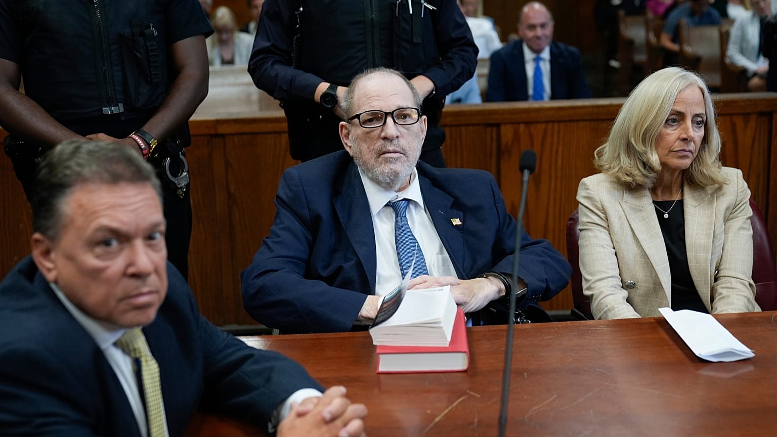  Harvey Weinstein, ortada, 18 Eylül 2024 tarihinde New York'ta ceza mahkemesinde görülüyor. 