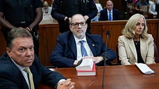  Harvey Weinstein, ortada, 18 Eylül 2024 tarihinde New York'ta ceza mahkemesinde görülüyor. 