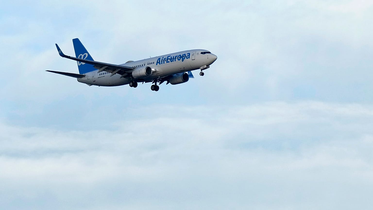 Ένα Boeing 737 της Air Europa προσεγγίζει για προσγείωση στη Λισαβόνα της Πορτογαλίας. 5 Ιουλίου 2023.