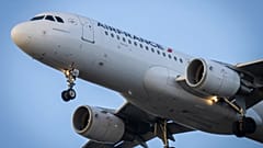 Die Tür von Amalkas Kiste hatte sich wahrscheinlich während der Turbulenzen während des Fluges gelöst und war beim Entladen aufgegangen.