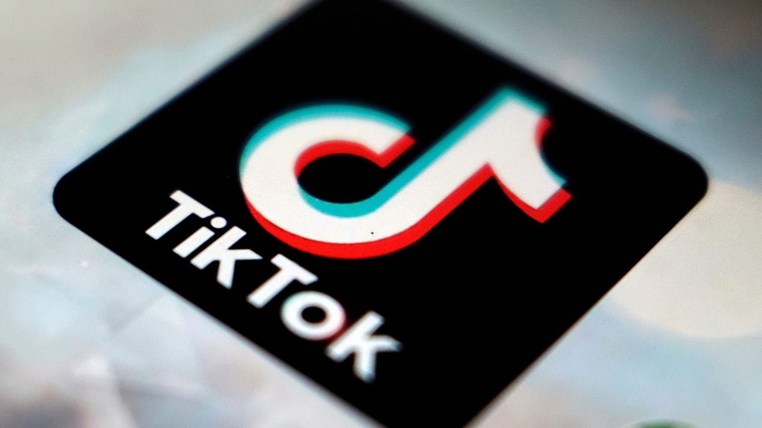 TikTok, Romanya'da siyasi içerik politikalarını ihlal ettiği gerekçesiyle 88 reklamı kaldırdığını bildirdi.
