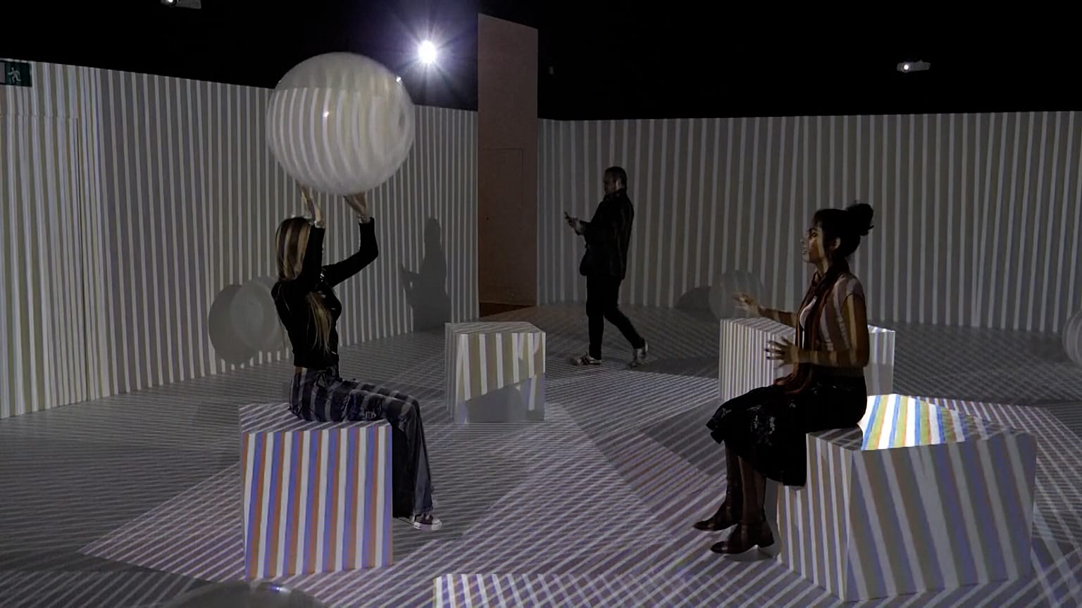 "Translucent Chromointerferent Environment" von Carlos Cruz-Diez (1974).