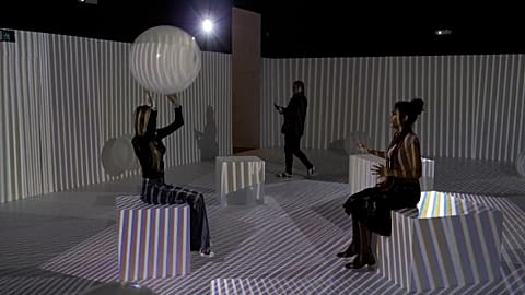 Environnement chromointerférent" de Carlos Cruz-Diez (1974)