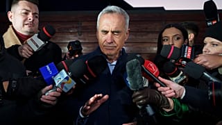 Calin Georgescu, candidato independiente a la presidencia, se toca la cara mientras habla con los medios de comunicación, en Izvorani, 26 de noviembre de 2024.