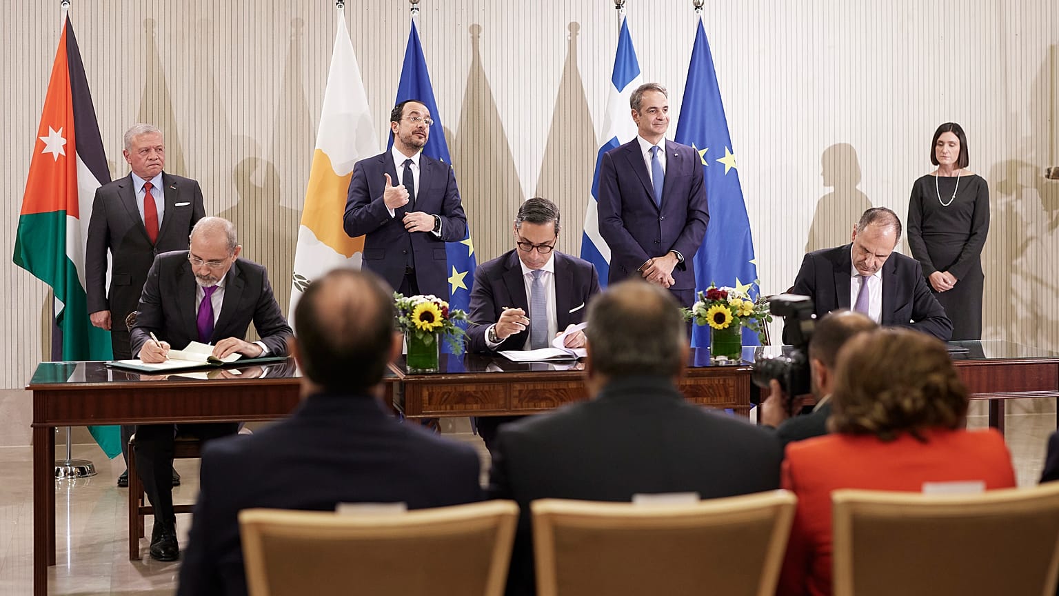 Υπογραφή συμφωνιών στην τριμερή