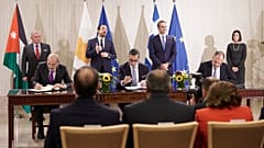 Υπογραφή συμφωνιών στην τριμερή