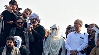 بشری بی‌بی (وسط) در میان حامیان عمران خان که دراعتراض به بازداشت نخست وزیر سابق پاکستان تجمع کردند