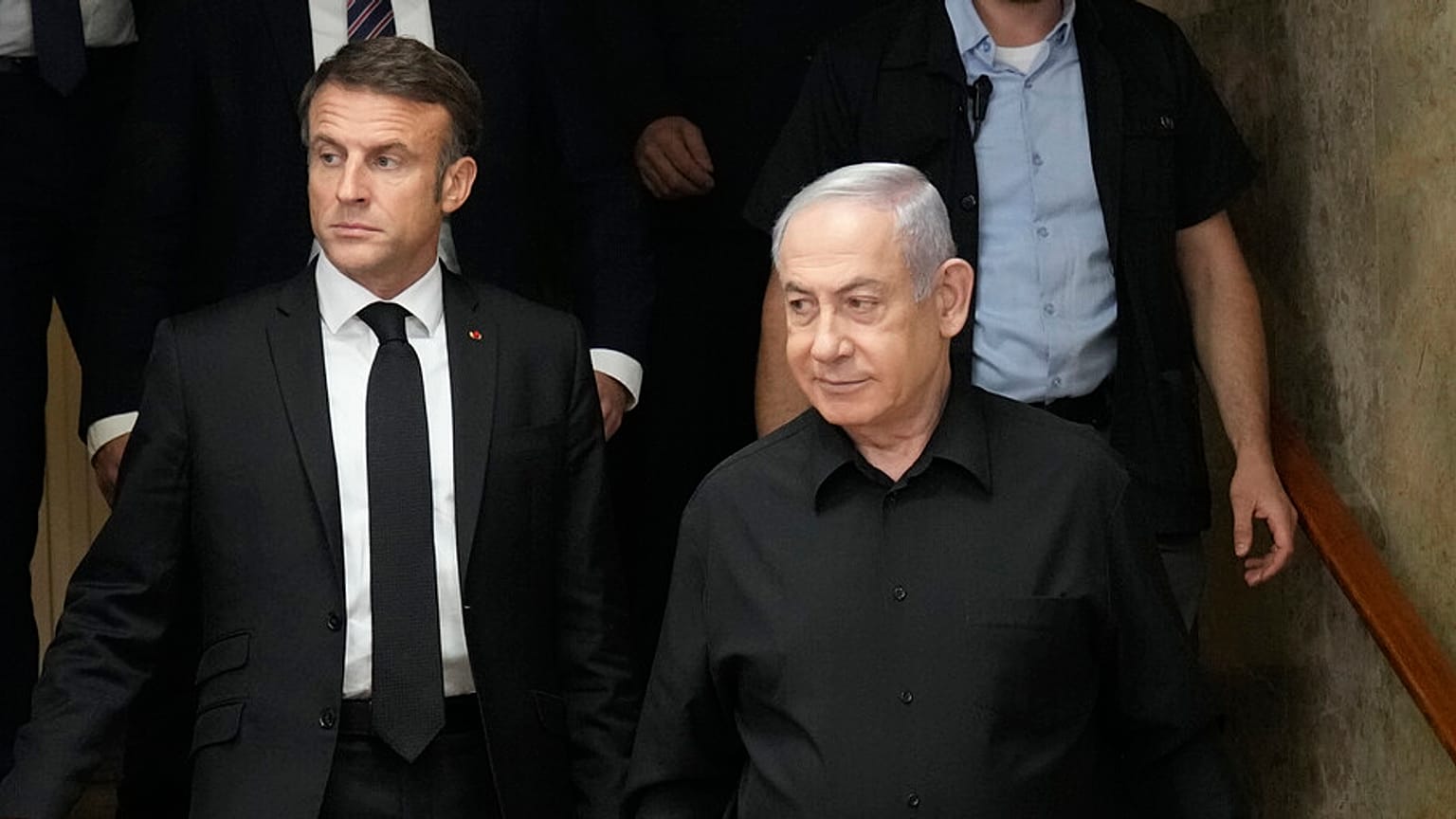 Dosya fotoğrafı: İsrail Başbakanı Binyamin Netanyahu, sağda, ve Fransa Cumhurbaşkanı Emmanuel Macron, 24 Ekim 2023, Salı günü Kudüs'te ortak bir basın toplantısı için geliyorlar