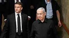 Foto de ficheiro: O primeiro-ministro israelita Benjamin Netanyahu, à direita, e o Presidente francês Emmanuel Macron chegam para uma conferência de imprensa conjunta em Jerusalém, terça-feira, 24 de outubro de 2023