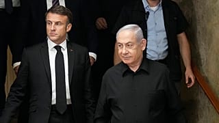 Dosya fotoğrafı: İsrail Başbakanı Binyamin Netanyahu, sağda, ve Fransa Cumhurbaşkanı Emmanuel Macron, 24 Ekim 2023, Salı günü Kudüs'te ortak bir basın toplantısı için geliyorlar