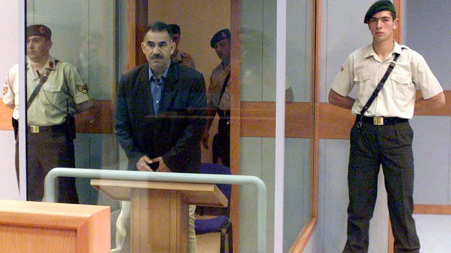 Abdullah Öcalan, İmralı Adası'ndaki bir duruşmada kurşun geçirmez camın arkasında bekliyor, 31 Mayıs 1999