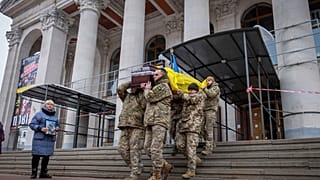 جنود شبان أوكرانيون يحملون نعش الرائد بيترو فيليكي (48 عامًا) الذي قُتل في معركة مع القوات الروسية في منطقة كورسك الروسية، 