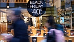 Menschen gehen an einem Geschäft vorbei, das für einen Black Friday Sale in der Oxford Street in London wirbt, Mittwoch, 27. November 2024. (AP Photo/Kirsty Wigglesworth)
