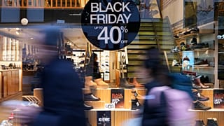 Des gens passent devant un magasin annonçant les soldes du vendredi noir sur Oxford Street à Londres, mercredi 27 novembre 2024. (AP Photo/Kirsty Wigglesworth)