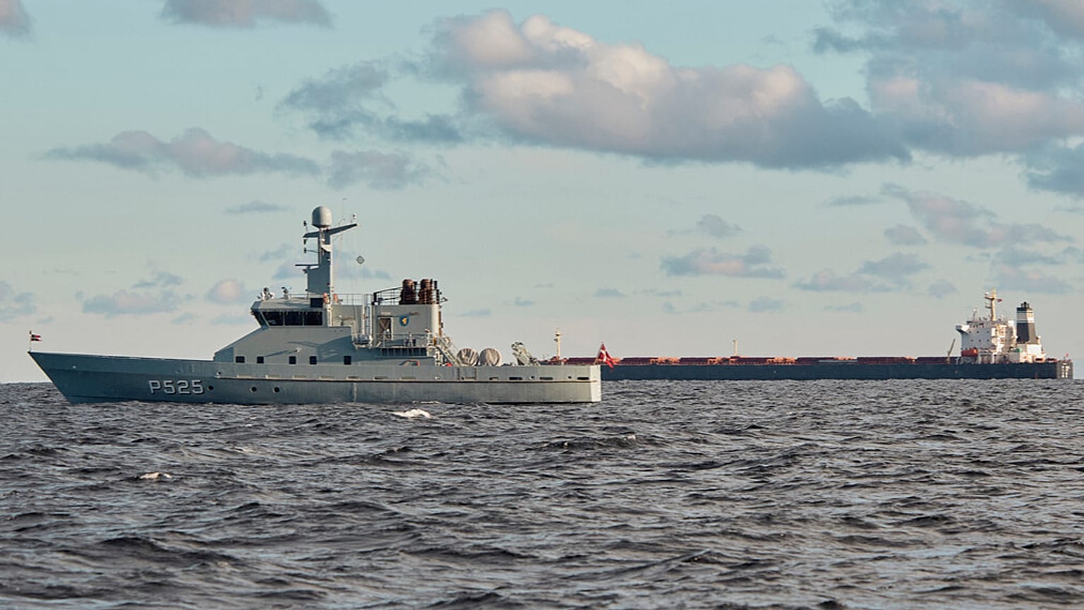 Das chinesische Frachtschiff Yi Peng 3 liegt am Mittwoch, 20. November 2024, im Kattegat vor Anker und wird von einem dänischen Marinepatrouillenschiff überwacht.