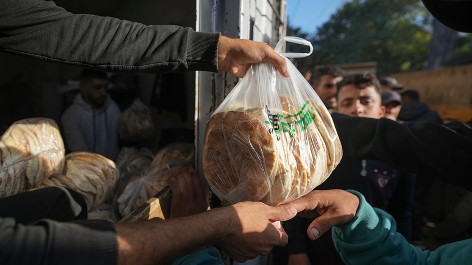 Residentes compran pan en una panadería de Deir al-Balah, Franja de Gaza, jueves 21 de noviembre de 2024. 
