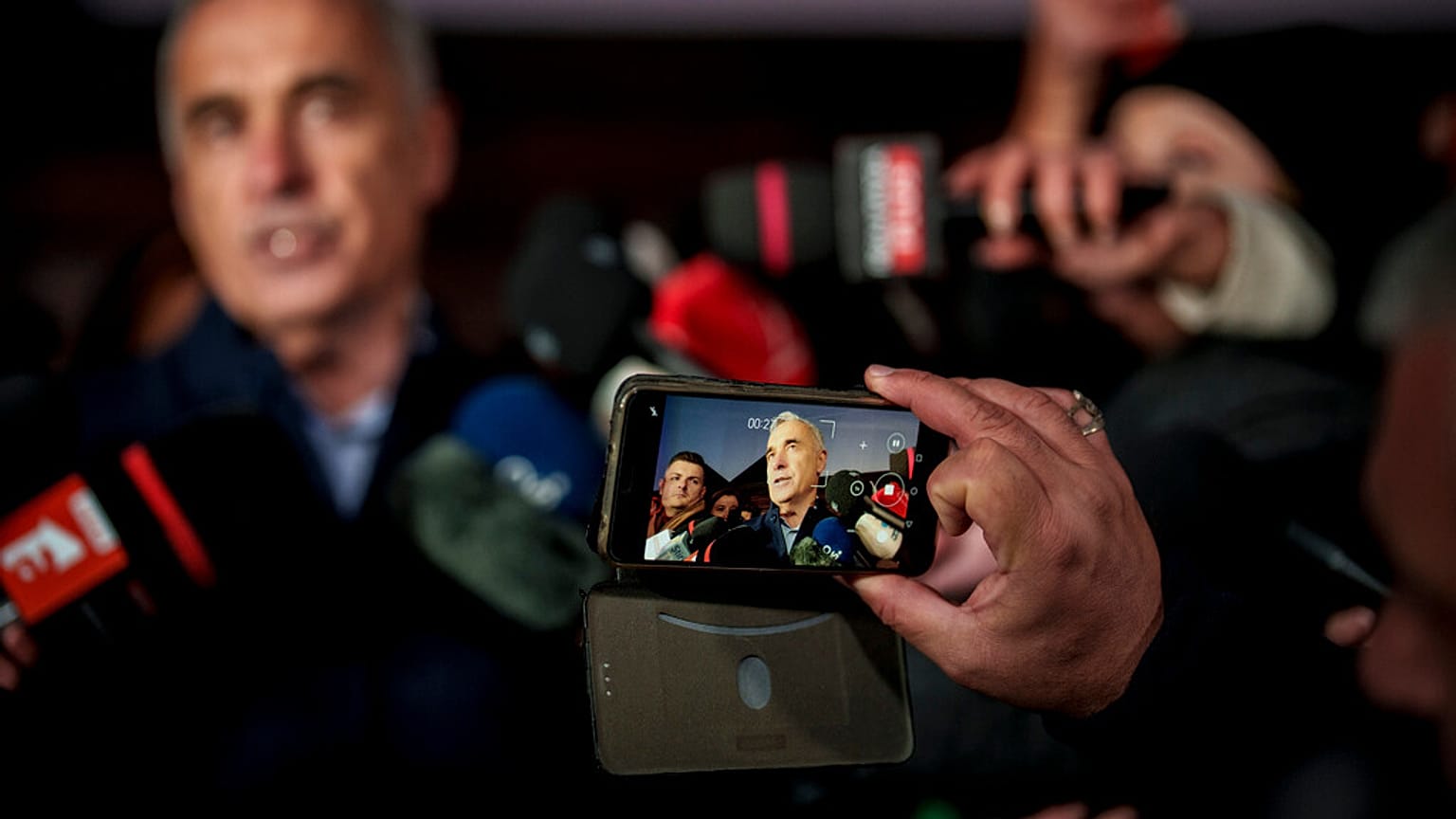 Bir gazeteci, bağımsız cumhurbaşkanı adayı Calin Georgescu'nun 2024'te Romanya'nın Izvorani kentinde basına yaptığı konuşma sırasında el kol hareketleri yaptığını kaydediyor.