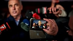 Δημοσιογράφος καταγράφει τον Calin Georgescu κατά τη διάρκεια ομιλίας του στα μέσα ενημέρωσης, στο Izvorani της Ρουμανίας, 2024.