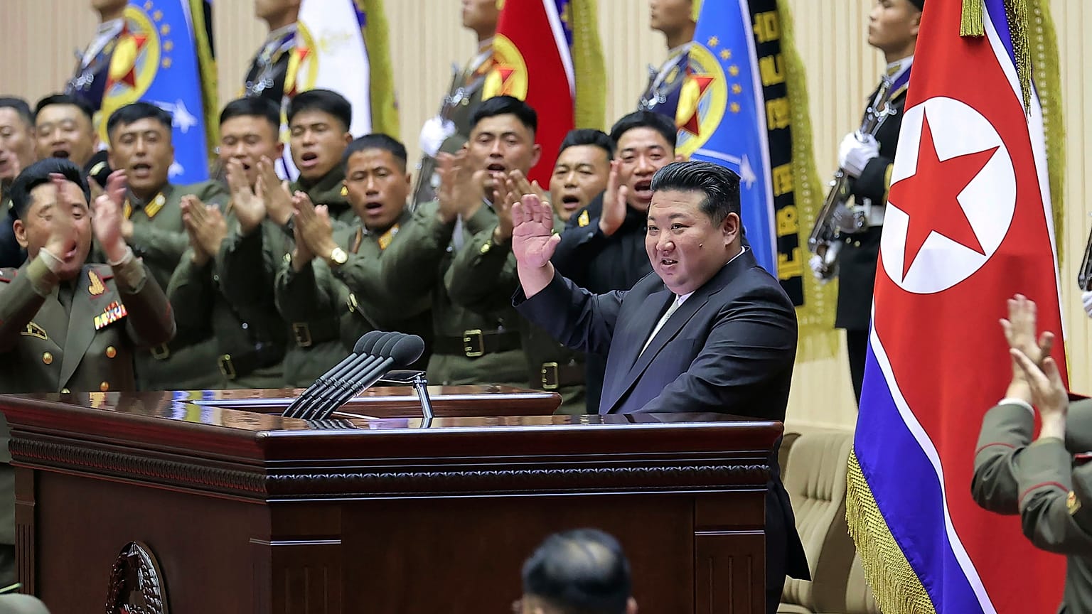 Kim Dzsongün észak-koreai vezető beszédet mond egy katonai konferencián Phenjanban, 2024.11.15-én - képünk illusztráció