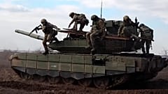 Orosz katonák egy T-90M Proriv típusú harckocsiról ugranak le bevetés előtti gyakorlatozáson egy meg nem nevezett helyszínen 2024. november 27-én. 