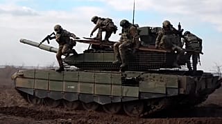 Orosz katonák egy T-90M Proriv típusú harckocsiról ugranak le bevetés előtti gyakorlatozáson egy meg nem nevezett helyszínen 2024. november 27-én.