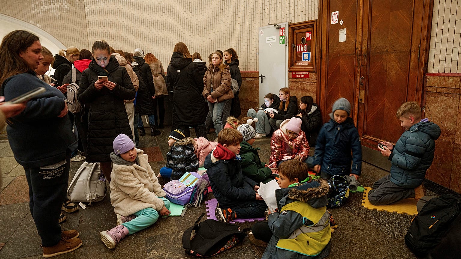 Des enfants sont assis sur le sol de la station de métro Arsenalna lors d'une alerte aérienne à Kiev, Ukraine, mercredi 6 novembre 2024.