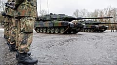 ΑΡΧΕΙΟ: Νέα άρματα μάχης Leopard 2 A7V του γερμανικού στρατού στέκονται στο χώρο του στρατώνα κατά τη διάρκεια της τελετής παράδοσης του 104 Τάγματος Τεθωρακισμένων στο Pfreimd, 3 Φεβρουαρίου 2023.