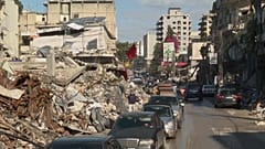 نازحون عائدون إلى النبطية في جنوب لبنان التي تضررت بشدة جراء الغارات الإسرائيلية
