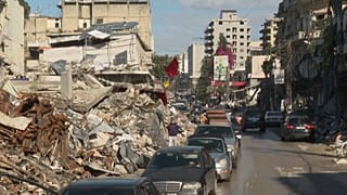 نازحون عائدون إلى النبطية في جنوب لبنان التي تضررت بشدة جراء الغارات الإسرائيلية