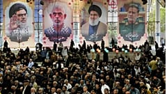 مراسم نماز جمعه تهران با بنرهایی از نصرالله، صفی‌الدین، سنوار و نیلفروشان که همگی بر اثر حملات اسرائیل کشته شدند
