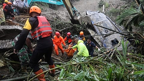 Des sauveteurs retirent le corps d’une victime d’un véhicule après un glissement de terrain qui a tué plusieurs personnes à Deli Serdang, dans le nord de Sumatra, en Indonésie
