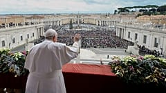 Le pape François salue les fidèles réunis pour la bénédiction Urbi et Orbi du jour de Noël depuis le balcon principal de la basilique Saint-Pierre, le 25 décembre 2023.