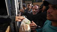 مواطنون يحصلون على الخبز في مخبز في دير البلح في قطاع غزة 21 تشرين الثاني نوفمبر 2024