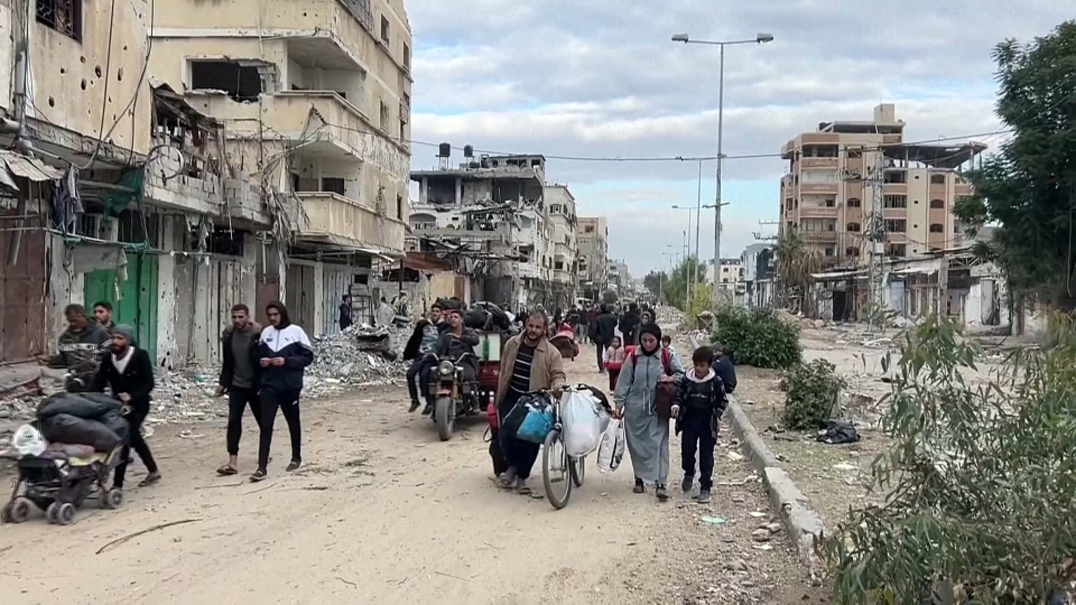 مئات الفلسطينيين يواصلون الفرار من شمال غزة في ظل تصعيد الهجوم الإسرائيلي
