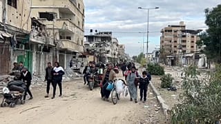 مئات الفلسطينيين يواصلون الفرار من شمال غزة في ظل تصعيد الهجوم الإسرائيلي