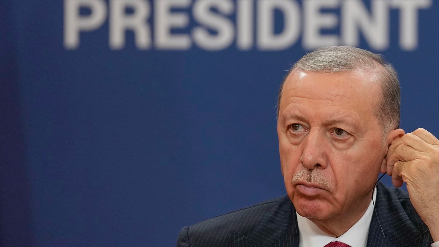 Erdoğan, 11 Ekim 2024 Cuma günü Sırbistan'ın başkenti Belgrad'da Sırp mevkidaşı Vucic ile yaptığı görüşmenin ardından düzenlediği basın toplantısında bir soruyu dinliyor