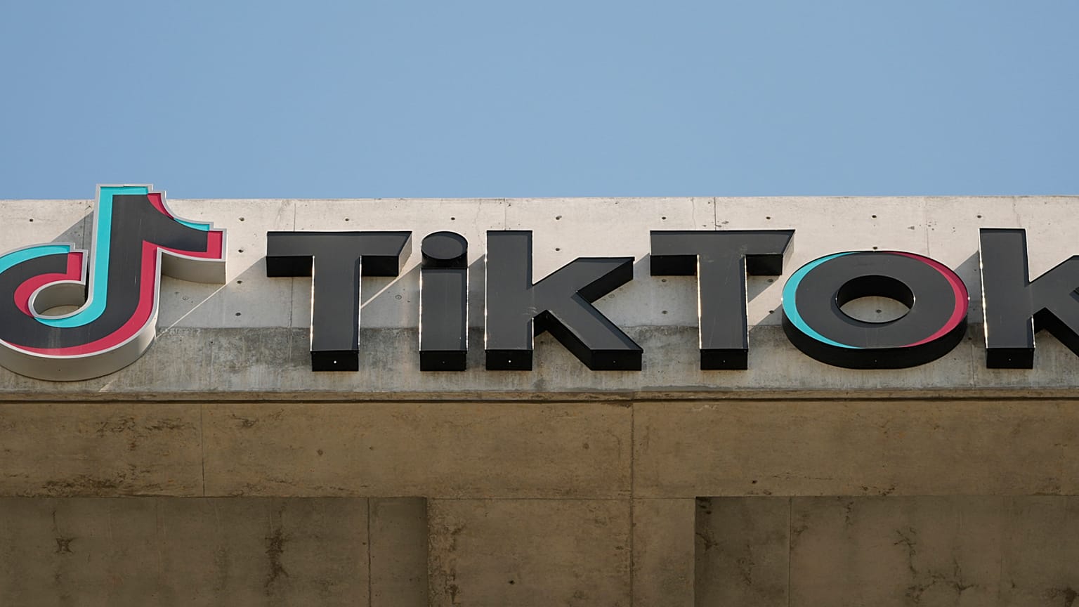 Culver City, Kaliforniya'daki binalarında bir TikTok işareti görüntüleniyor, 11 Mart 2024.