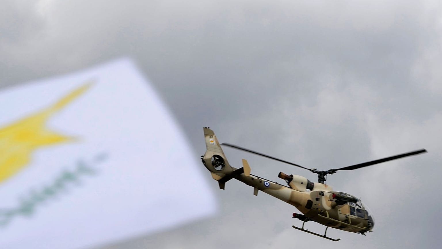 Ein zyprischer Militärhubschrauber fliegt über eine Parade anlässlich des 63. Jahrestages der Unabhängigkeit Zyperns von der britischen Kolonialherrschaft am 1. Oktober 2023.