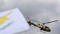 Kıbrıs'a ait bir askeri helikopter, İngiliz sömürge yönetiminden bağımsızlığını kazanmasının 63. yıl dönümünde düzenlenen askeri geçit töreninin üzerinde uçuyor, 1 Ekim 2023