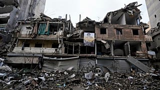 Öldürülen Hizbullah lideri Hasan Nasrallah'ın fotoğrafı 27 Kasım 2024 Çarşamba günü Lübnan'ın başkenti Beyrut'un Dahiye bölgesinde yıkılmış bir binanın üzerine iliştirildi.