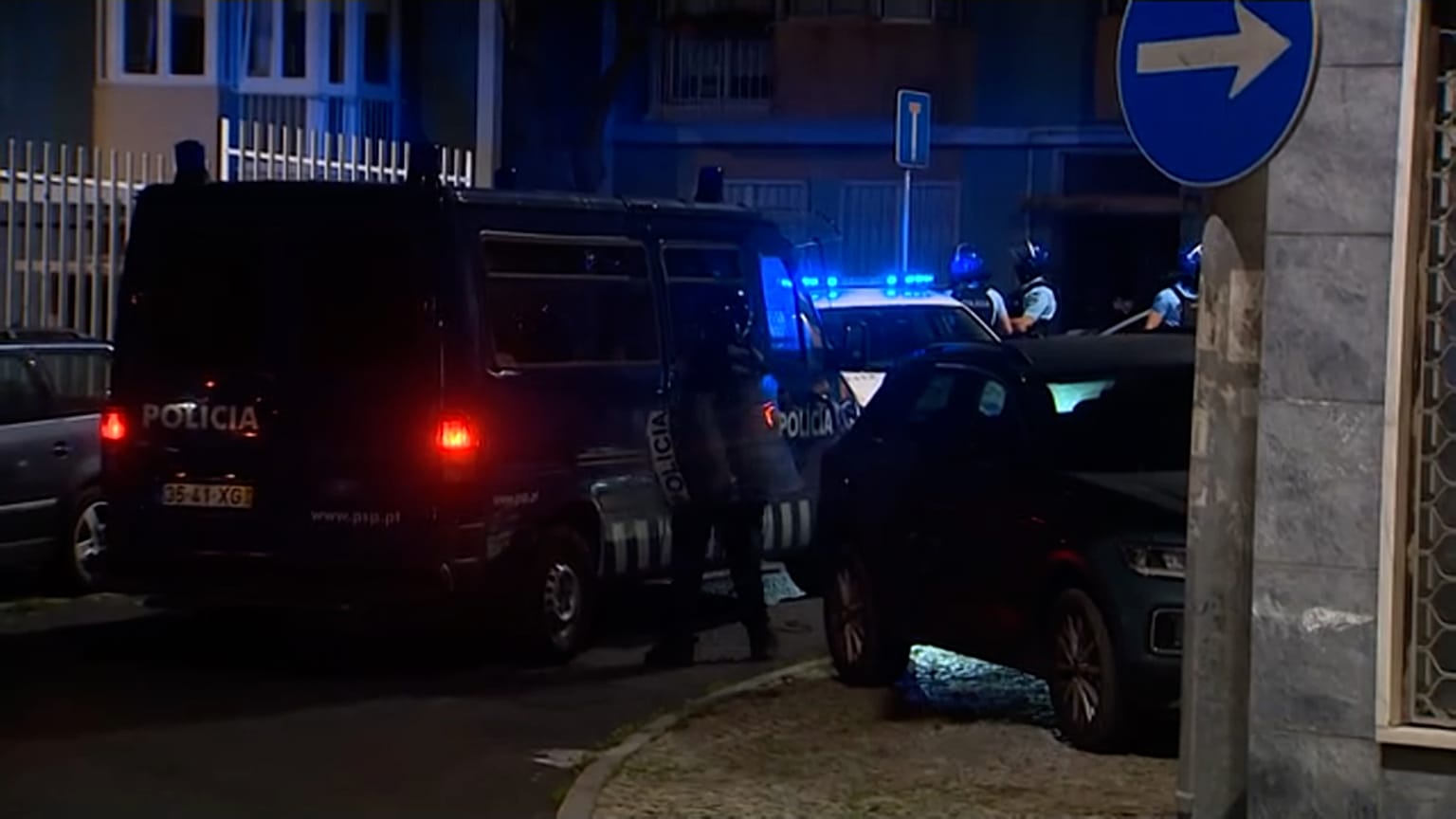 Bu fotoğrafta, Portekiz'deki bir polis minibüsü görülüyor