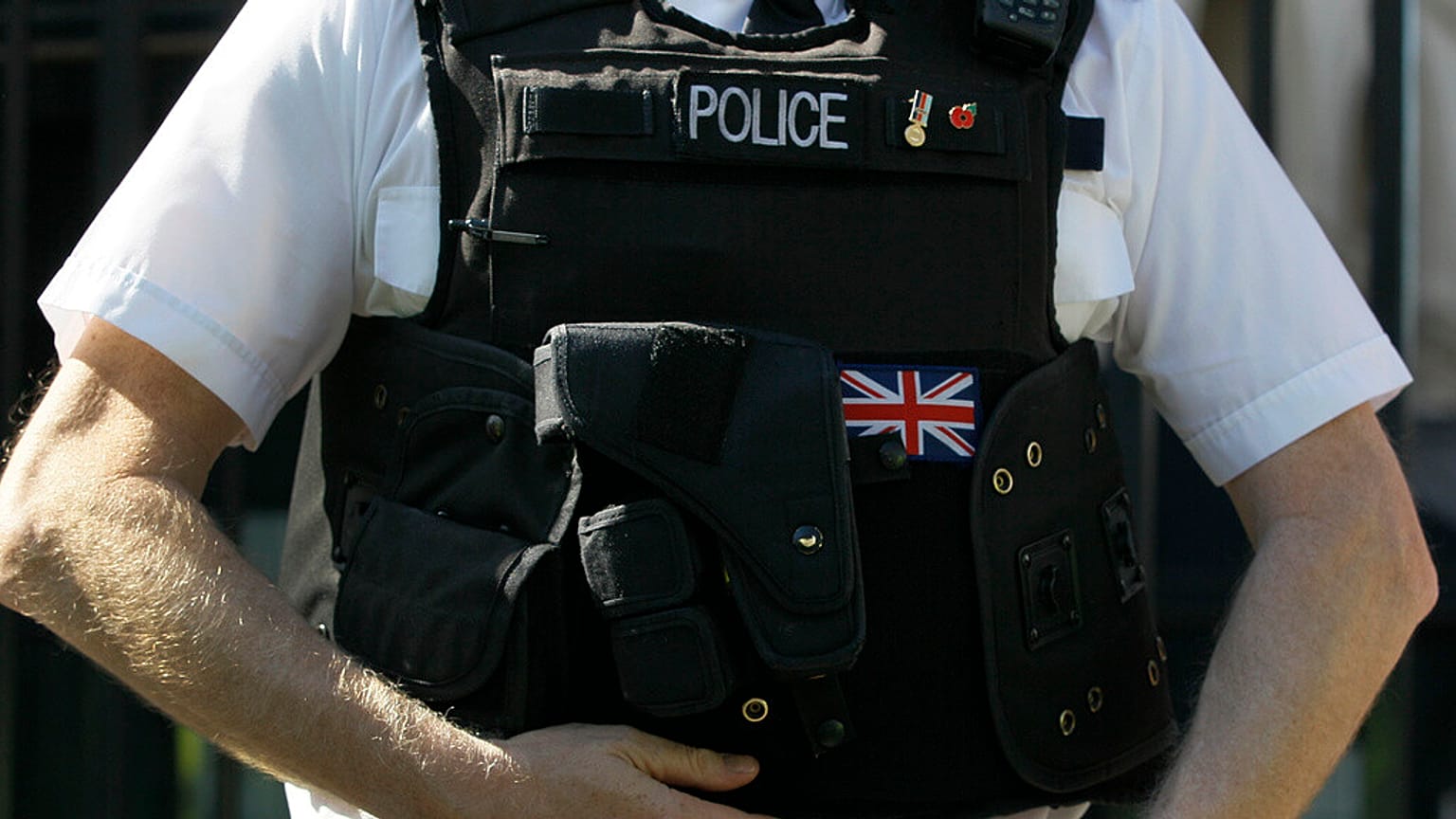 Foto di archivio: Un agente di polizia britannico vigila a Westminster, Londra, il 28 marzo 2012. 