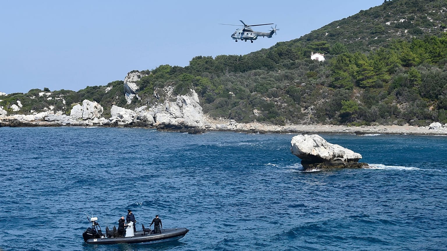 Sahil güvenlik görevlilerinin bulunduğu bir helikopter ve bir gemi 23 Eylül 2024 tarihinde Yunanistan'da bir arama kurtarma operasyonuna katılıyor. 