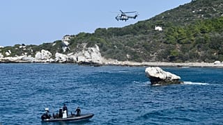 Ένα ελικόπτερο και ένα σκάφος με αξιωματικούς της ακτοφυλακής συμμετέχουν σε επιχείρηση έρευνας και διάσωσης στην Ελλάδα στις 23 Σεπτεμβρίου 2024. 