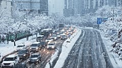 السيارات تتحرك ببطء على الطريق أثناء تساقط الثلوج الكثيفة في كوريا الجنوبية 28 تشرين الثاني نوفمبر 2024