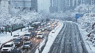 السيارات تتحرك ببطء على الطريق أثناء تساقط الثلوج الكثيفة في كوريا الجنوبية 28 تشرين الثاني نوفمبر 2024